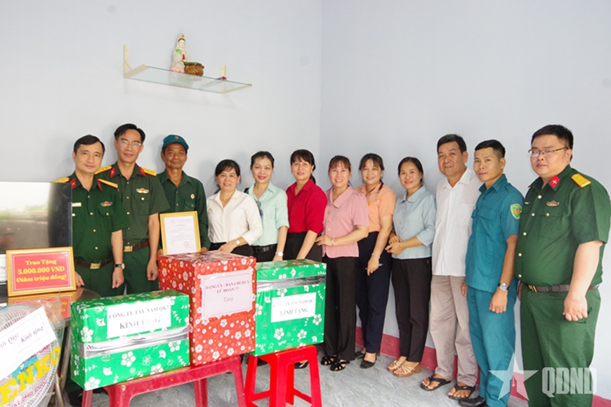 Lữ đoàn Phòng không 77 (Quân khu 7) tặng nhà “Tình nghĩa quân - dân” 